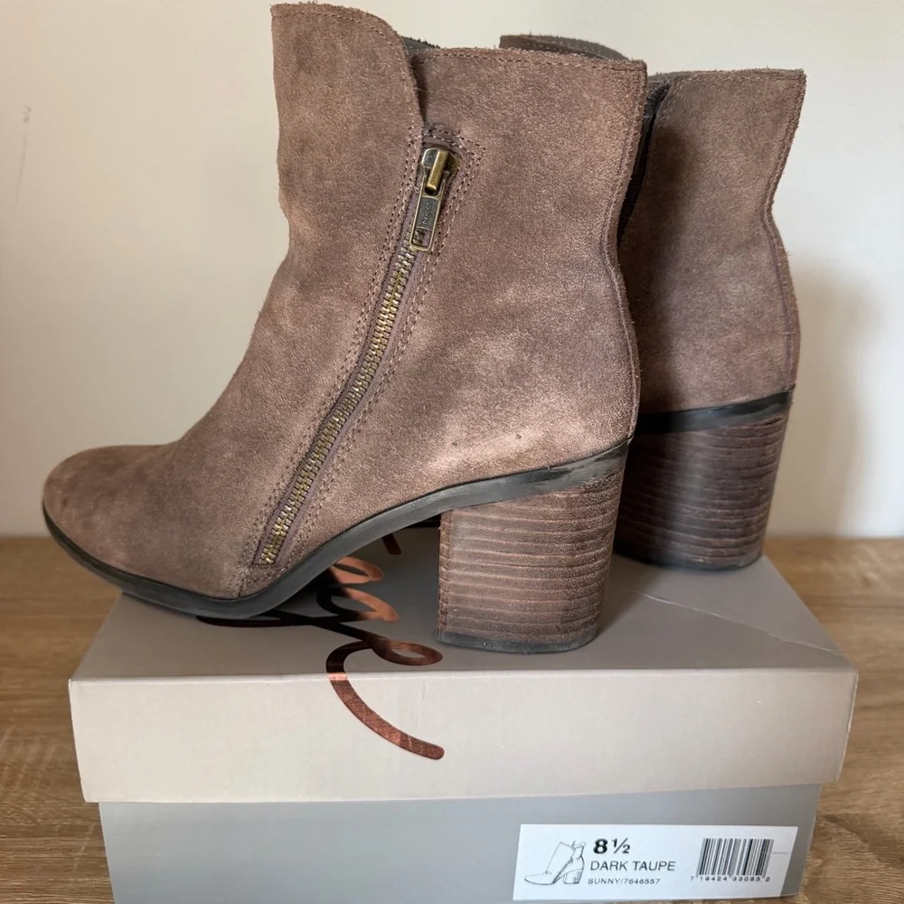 Crown Vintage Suede Dark Taupe Heeled Ankle Boots Size 8.5